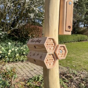 Insectenpaal met 3 types insectenhotels