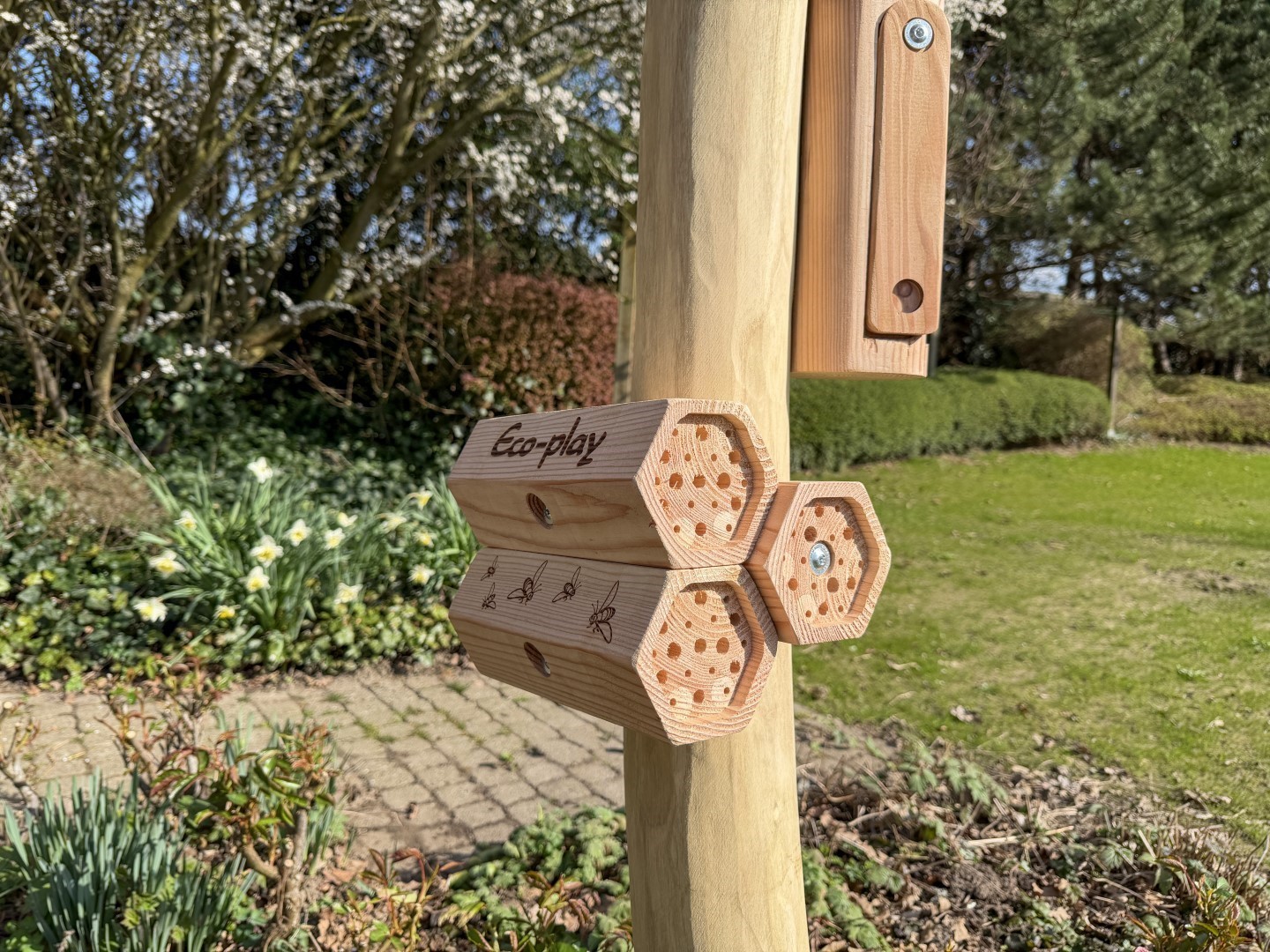 Insectenpaal met 4 types insectenhotels